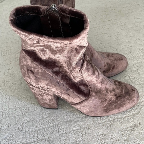 Steve Madden NWOB Velvet Booties in mushroom color size 6.5 - Picture 5 of 10